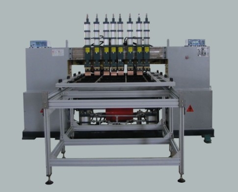 Machine à souder les treillis métalliques multi-têtes à portique automatique pour le chargement et le déchargement manuels