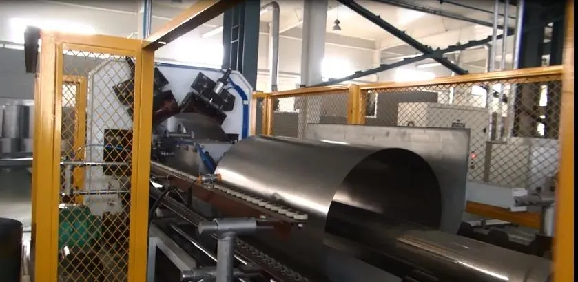 Machine de fabrication de fûts en acier de 200L 3