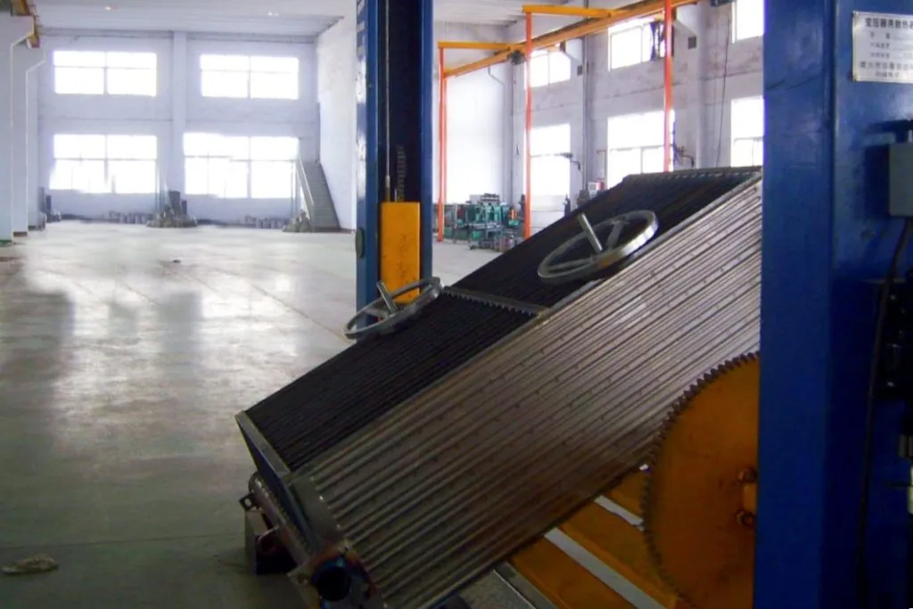 Refroidissement des parois à ailettes ondulées pour transformateur de puissance à distribution, radiateur immergé dans l'huile, ligne de production de soudage automatique des ailettes 10
