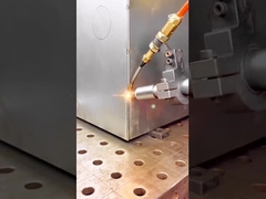 Équipement automatique 1000W 2000W 3000W de machine de soudure laser de fibre de commande numérique par ordinateur de bras de robot industriel
